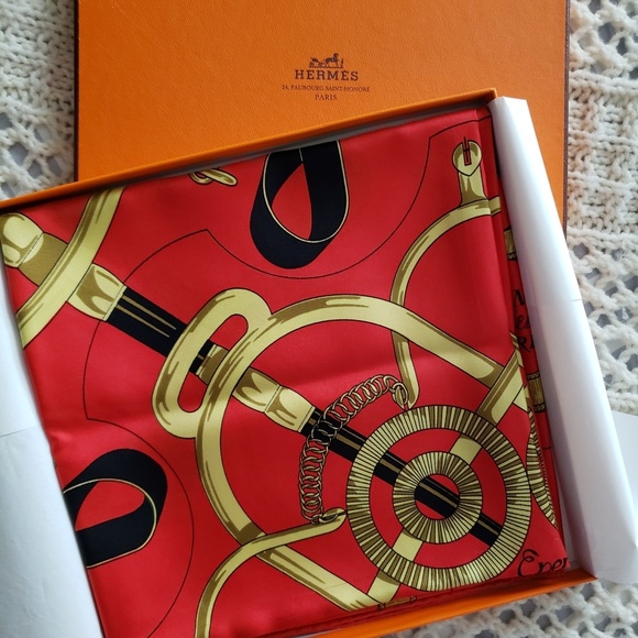 Hermes Accessories - 🎉HP🎉VINTAGE 80'sHERMES EPERON D'OR 35"SILK SCARF